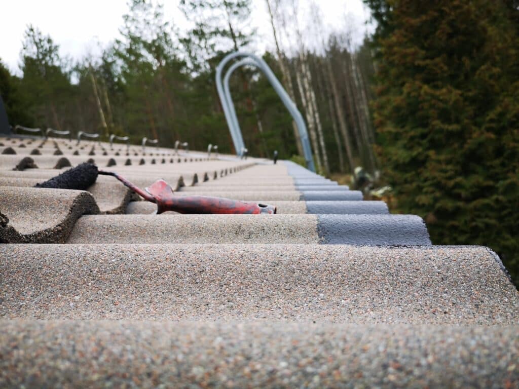 Tiilikaton pinnoituksen hintaan vaikuttaa, paljonko reunoja joudutaan maalamaan